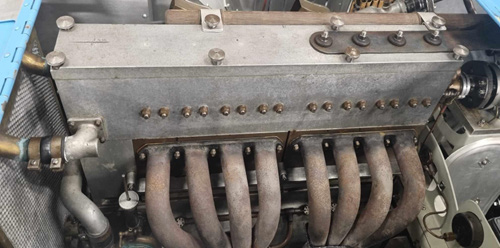 Current cambox detail: the row of round cam-cover nuts on engine 58, the identifying feature matching the period photos. From the Perridon Collection Type 32 dossier.