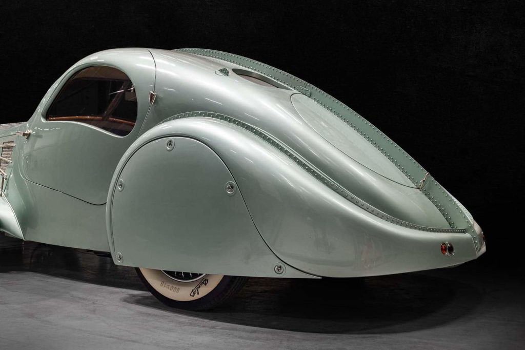 Rear three-quarter: the riveted dorsal seam and teardrop tail.